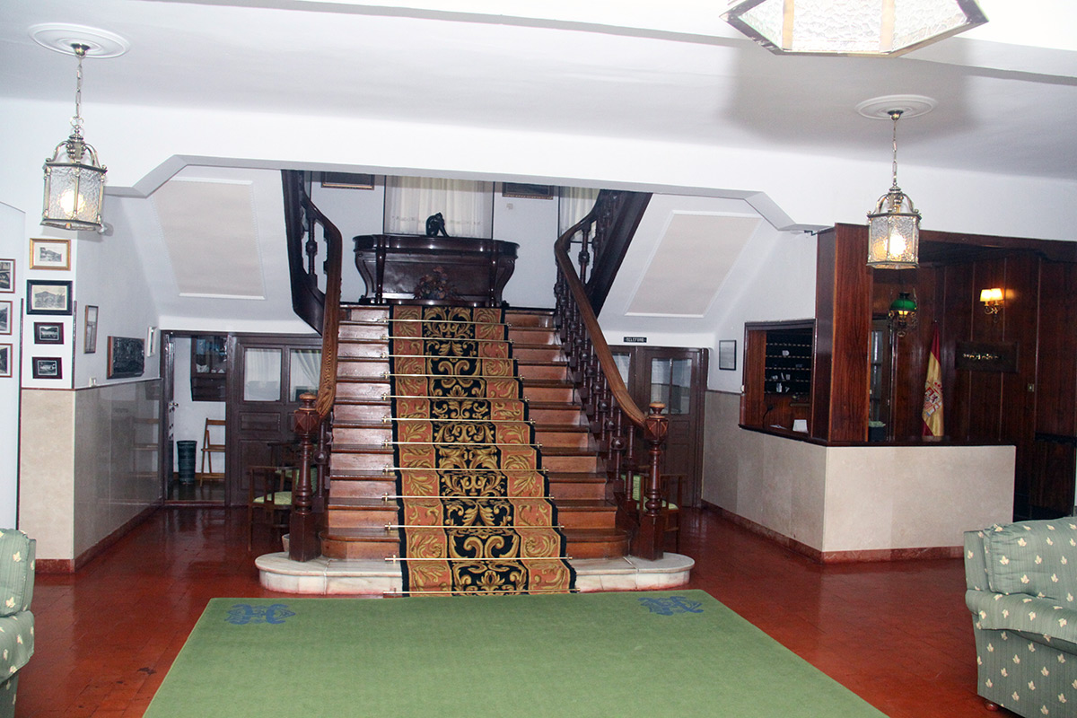 Balneario Las Caldas de Besaya, escalera principal y recepción