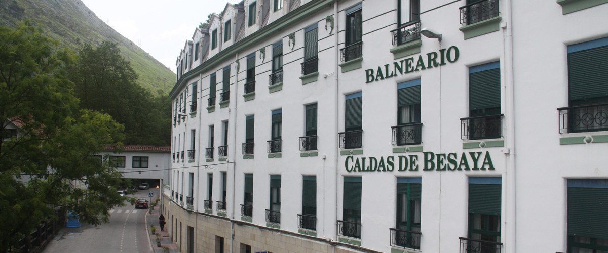 Balneario Las Caldas de Besaya, fachada principal y pasadizo